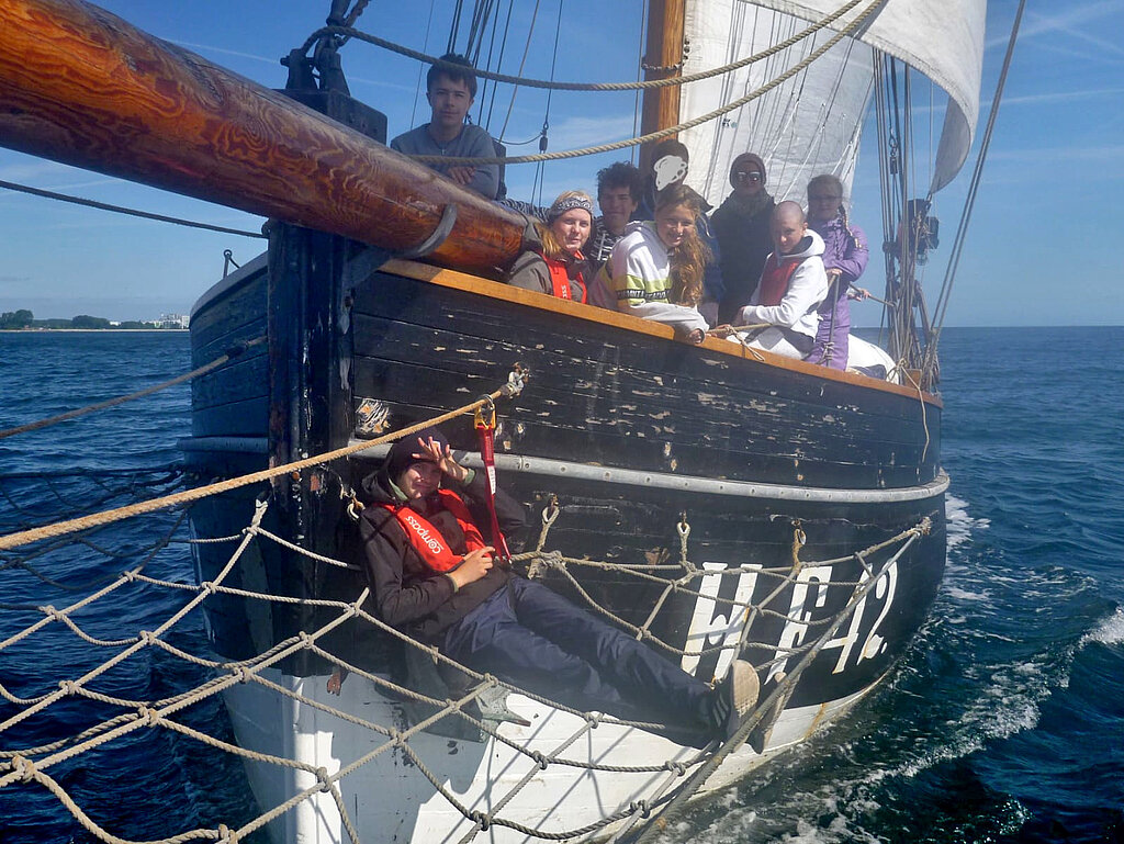 Eine Gruppe von Jugendlichen an Bord des Segelschiffs "Providentia".