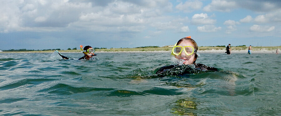 Zwei Personen mit Schnorcheln und Tauchbrille im Wasser