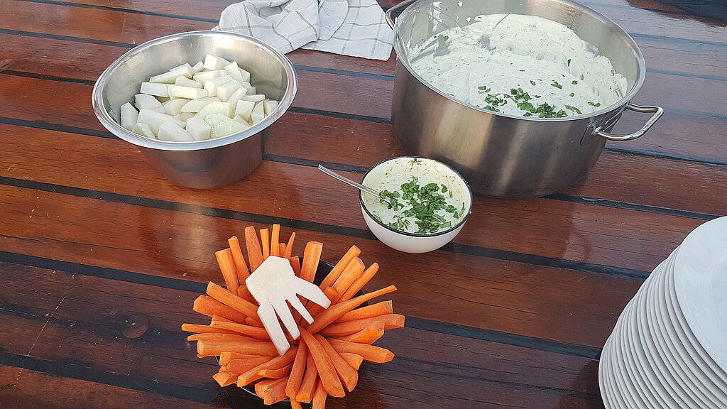Ein kleines Rohkostbuffet aus Kohlrabi und Möhren mit Dip.